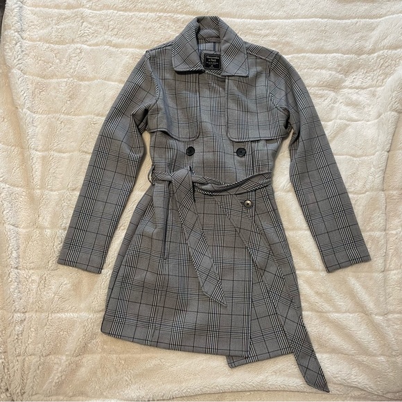 NWOT Abercrombie plaid trench coat with detachable tie belt - Picture 3 of 6